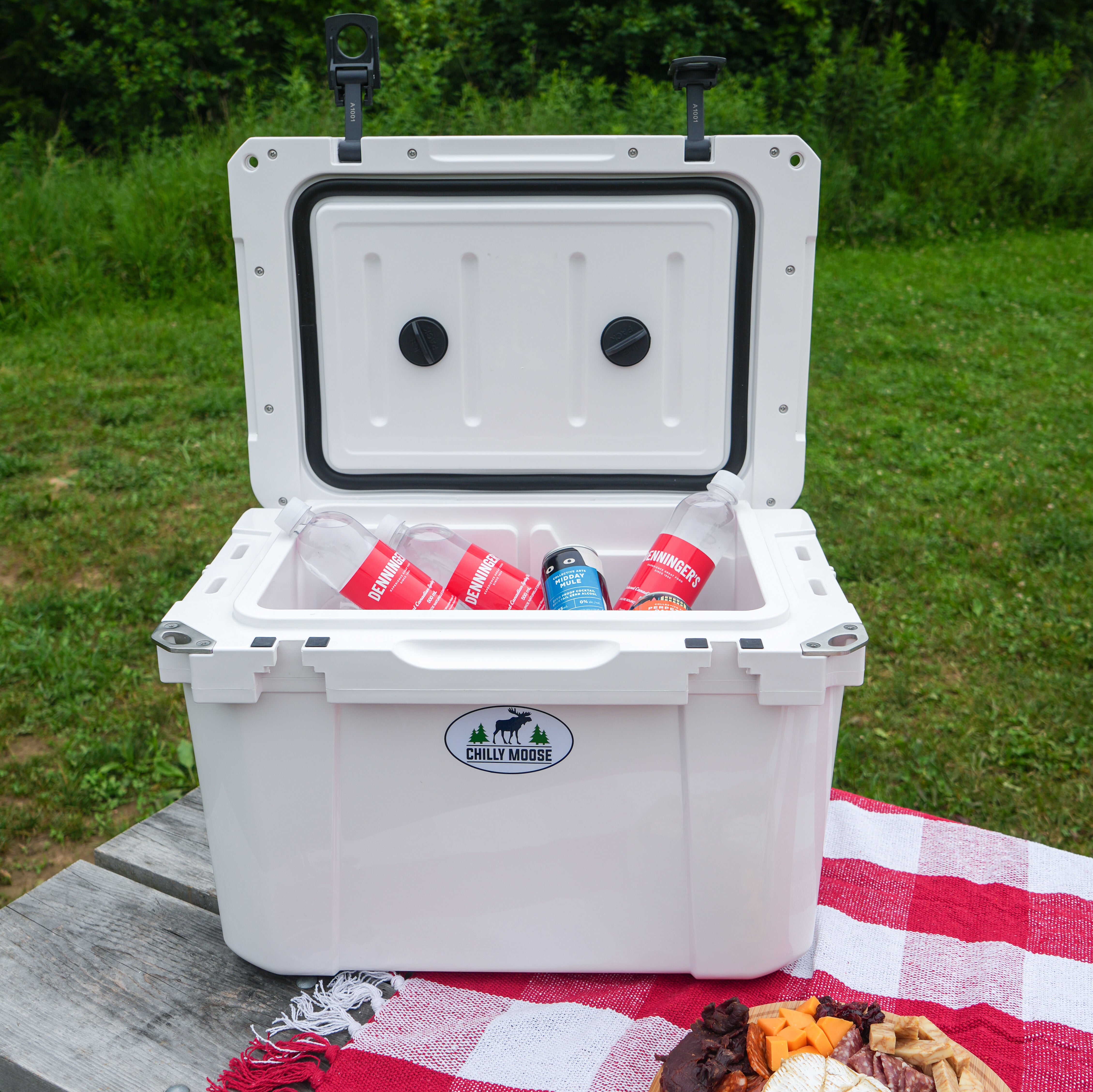 Cabin Cooler 23L in Frost White – Chilly Moose – open lid with drinks on picnic table