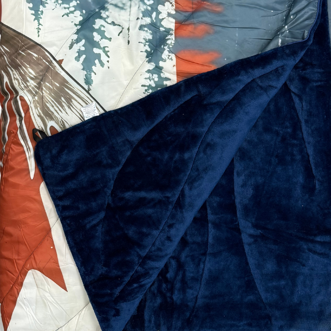 Oh Canada Ultralight Puffy Blanket – Chilly Moose – Detail navy fleece lining #colour_oh-canada