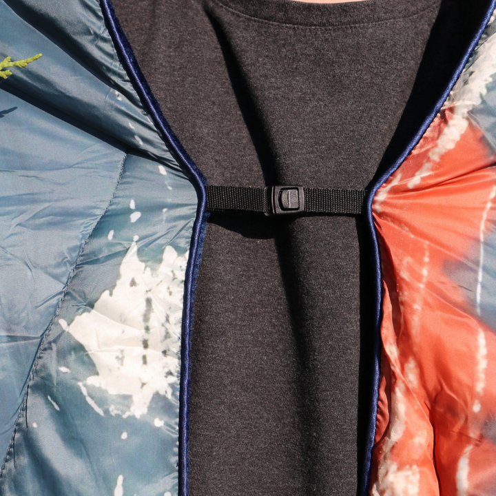 Oh Canada Ultralight Puffy Blanket – Chilly Moose – Buckle strap closure detail #colour_oh-canada