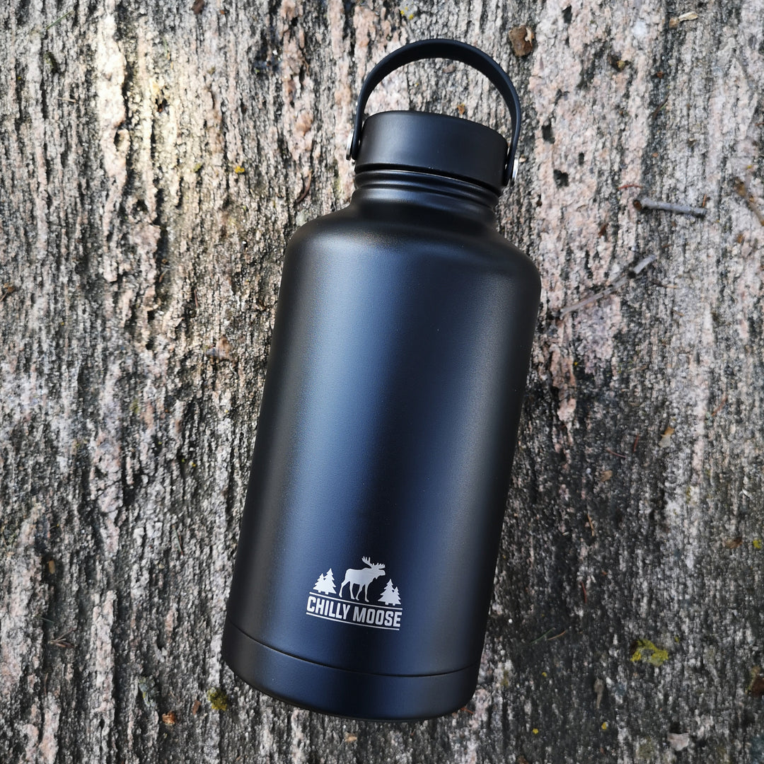 Portage Growler 64oz in Midnight – Chilly Moose – Lifestyle on Tree Bark #colour_midnight